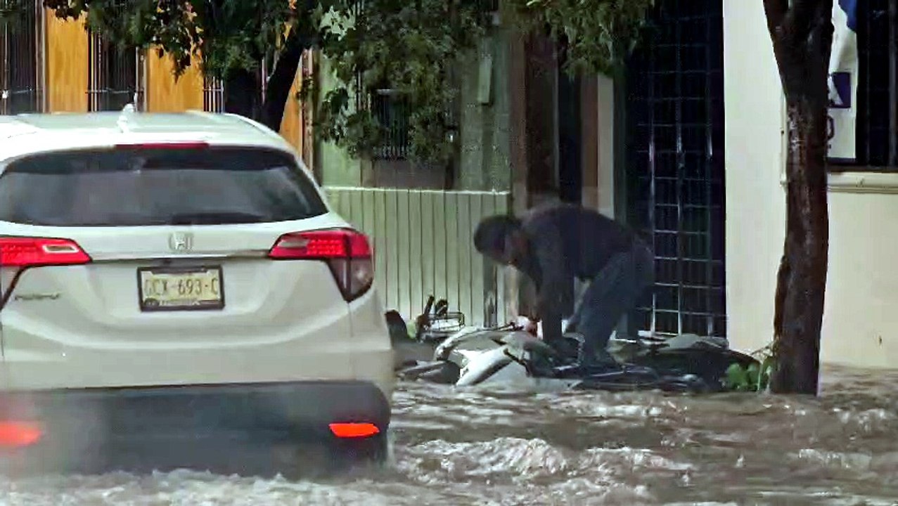 🚨La intensa lluvia de este 5 de agosto derribó y arrastró algunas motocicletas estacionadas en la parte baja del centro de la ciudad. 🌧️