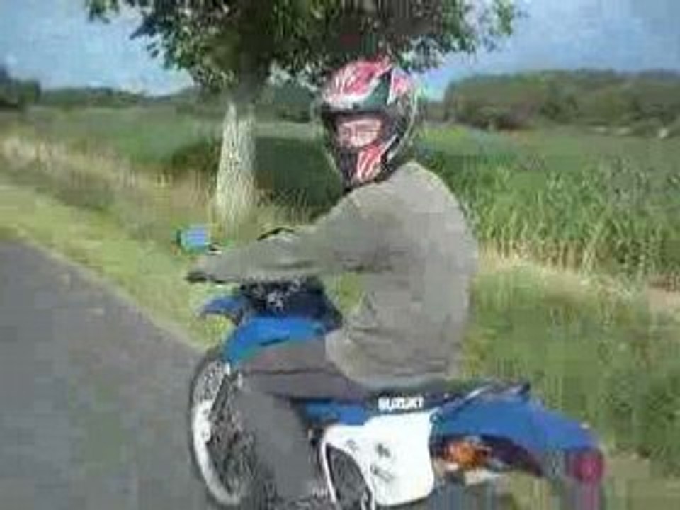 ma moto et mon potes sur son velo