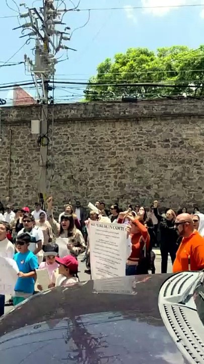 Padres y alumnos impiden clausura de escuela militarizada en Puebla