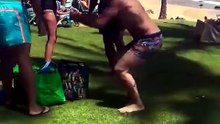 Un candidato demócrata al Congreso fue arrestado en Hawái por amenazar a varias personas con un cuchillo en una playa