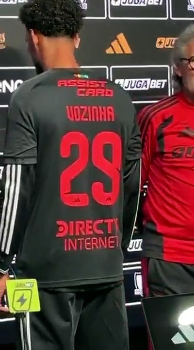 ‘Vozinha’, un refuerzo que cayó del cielo a Colo Colo como su camiseta en la bienvenida