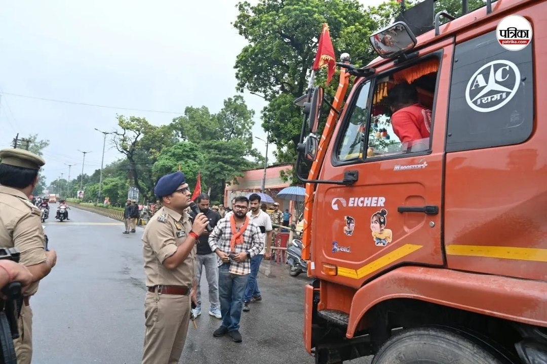 12 फीट से अधिक ऊंचाई वाली कांवड़ रोक रही पुलिस
