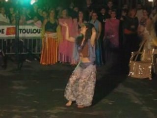 Maintenant la demo de danse orientale, attention les yeux le