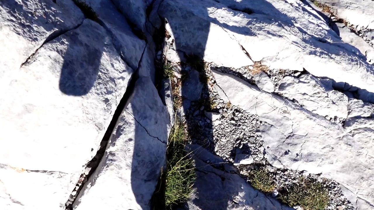 Helicóptero participa en la limpieza de un vertedero clandestino en Picos de Europa