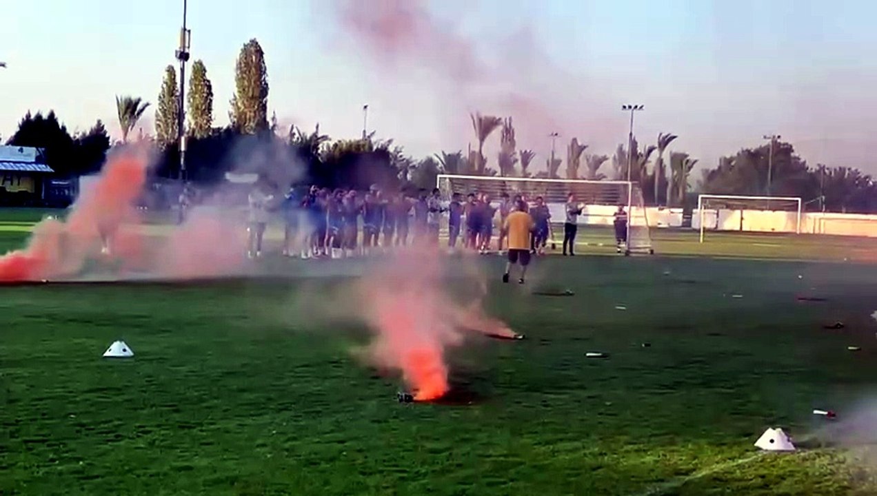 Αποθεώθηκαν οι παίκτες του ΑΠΟΕΛ από τον κόσμο...