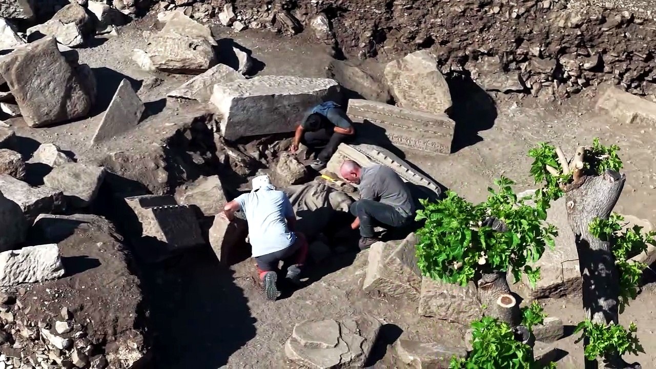 Aspendos'ta 1.800 yıllık keşif: Şifa inancını yansıtan heykel grubu ortaya çıkarıldı