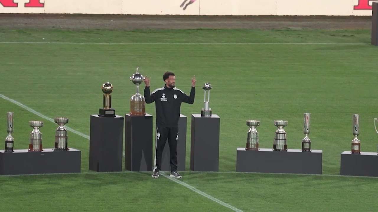 Thousands of fans welcome Cape Verdean goalkeeper Vozinha at Colo Colo stadium
