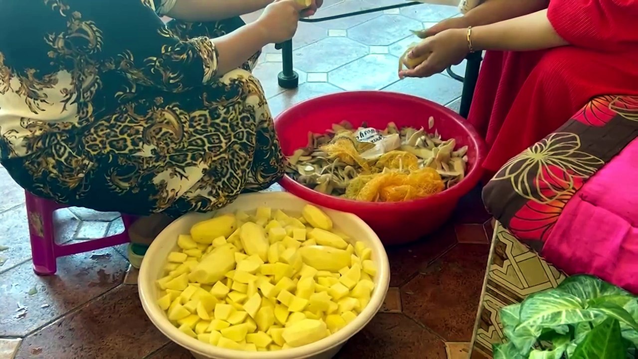 Una ceutí atiende a unos 400 migrantes al día en su vivienda con comida, ropa y duchas