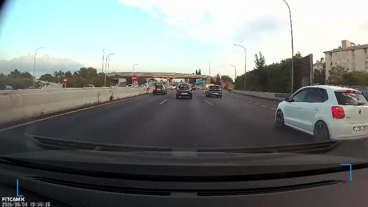 Un peatón desafía a la muerte al recorrer la vía de cintura de Palma junto al carril rápido de circulación