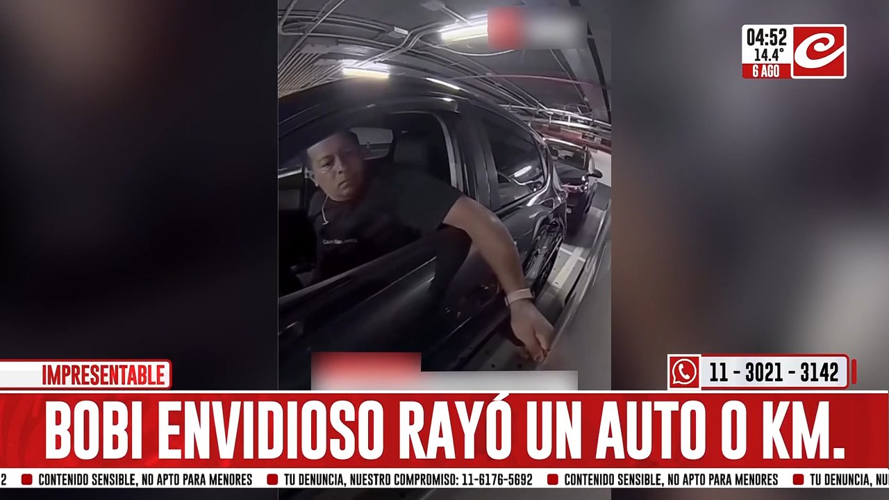 Quedó filmado cuando rayaba un Tesla y ahora es intensamente buscado