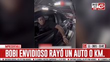 Quedó filmado cuando rayaba un Tesla y ahora es intensamente buscado