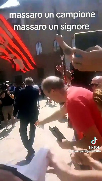 Daniele Massaro tifoso fra i tifosi: la bandiera sventolata per Franco Baresi