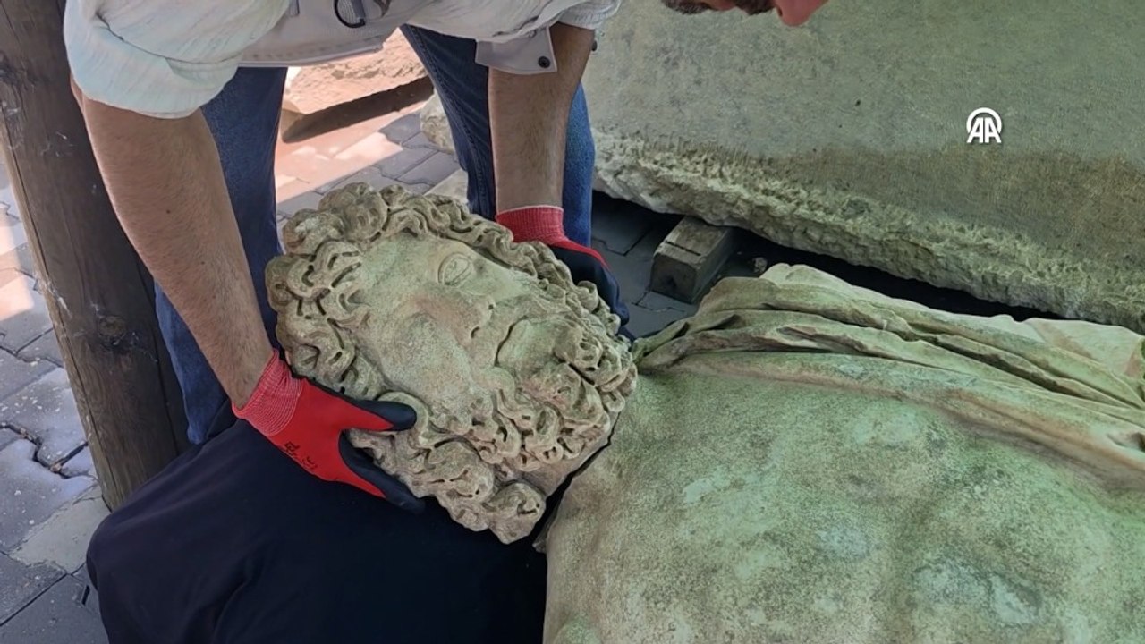 Aspendos Antik Kenti'nde "sağlık tanrısı Asklepios"un 1800 yıllık heykeli bulundu
