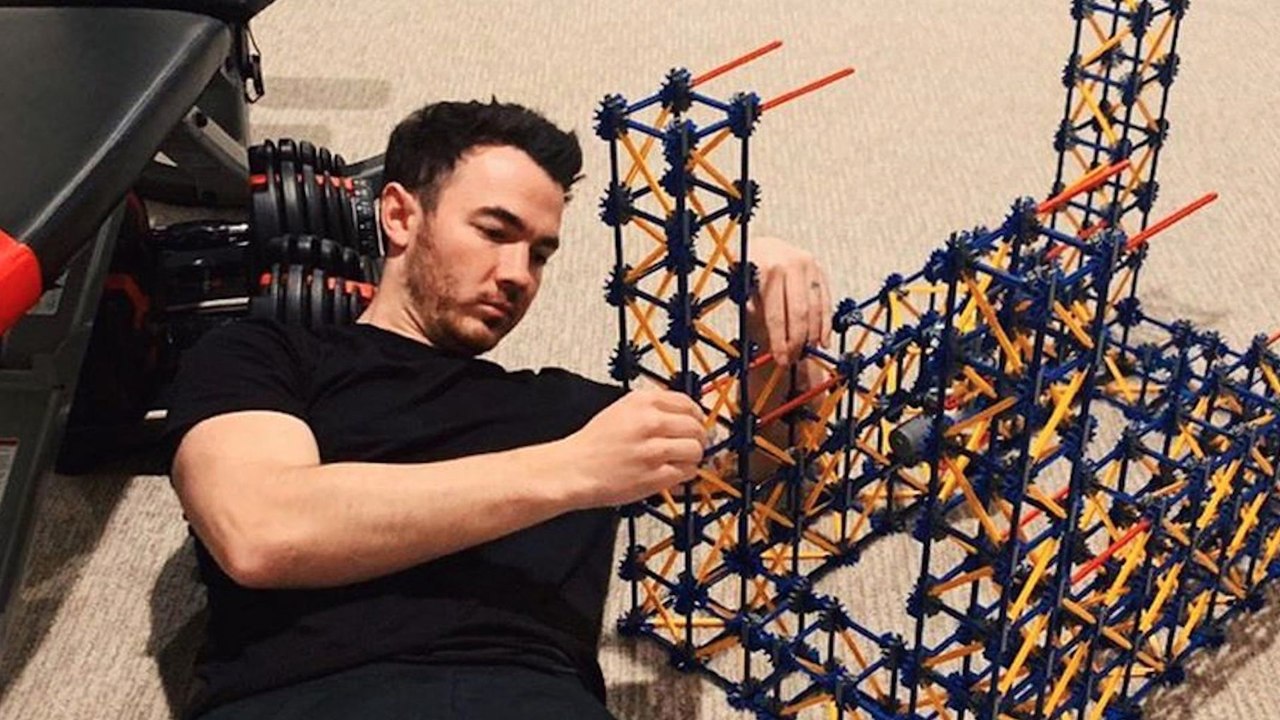 Kevin Jonas tiene una nueva afición: arte con pajitas