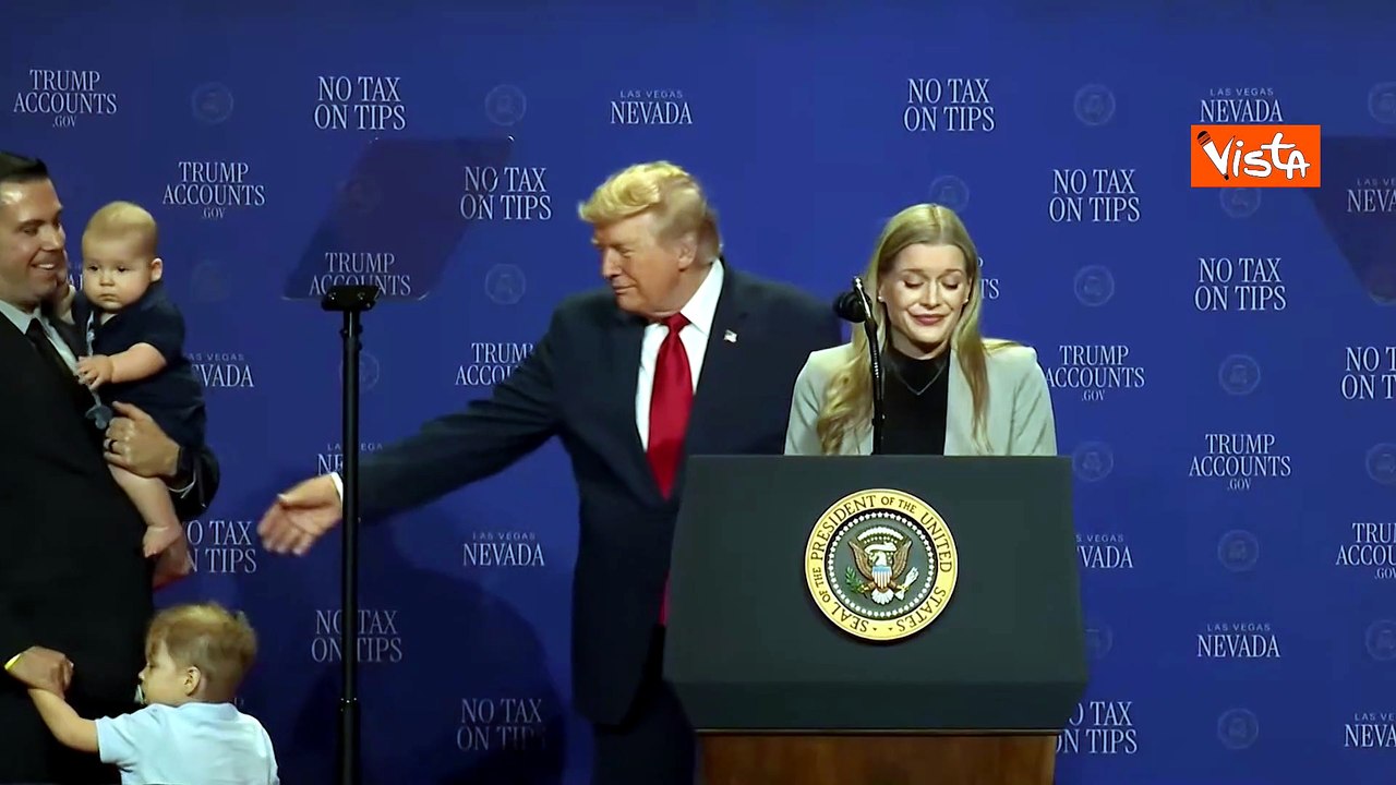 Trump rincorre bambino che vaga sul palco e scherza: Non voglio cada come Biden