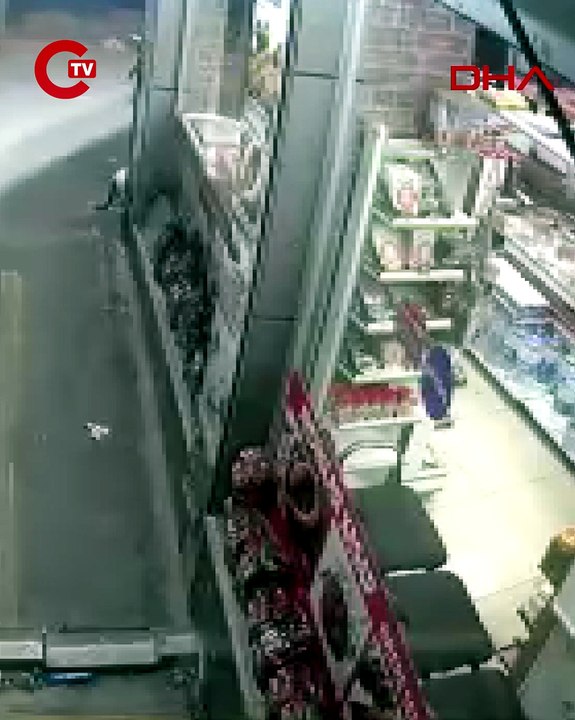 Bahçelievler'de tahliye edilen 4 katlı binanın çöktüğü anlar saniye saniye kamerada