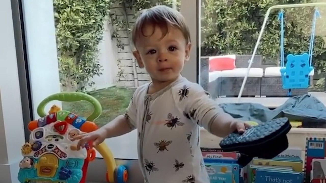 El hijo de Chicharito y Sarah Kohan celebra once meses ¡dando sus primeros pasos!
