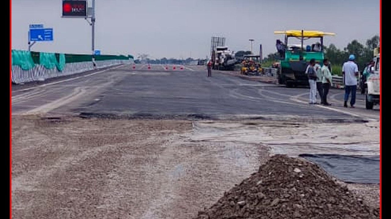 Lucknow-Kanpur Expressway पर पंखे से सुखाया जा...