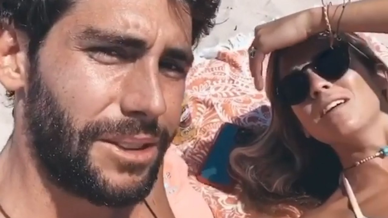 La divertida técnica de Álvaro Soler para 'ligar' en la playa... con su chica, Sofía Ellar