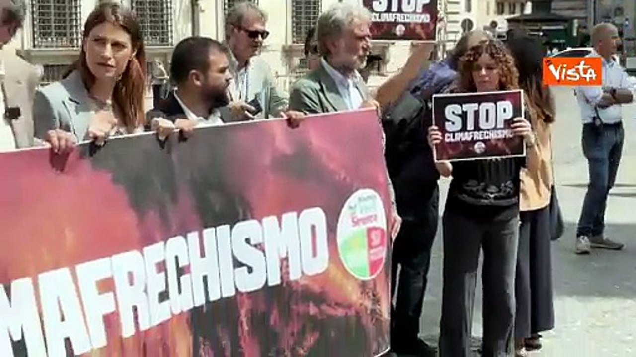 'Stop al climafreghismo' Avs in piazza davanti a Palazzo Chigi contro politiche Governo sul clima