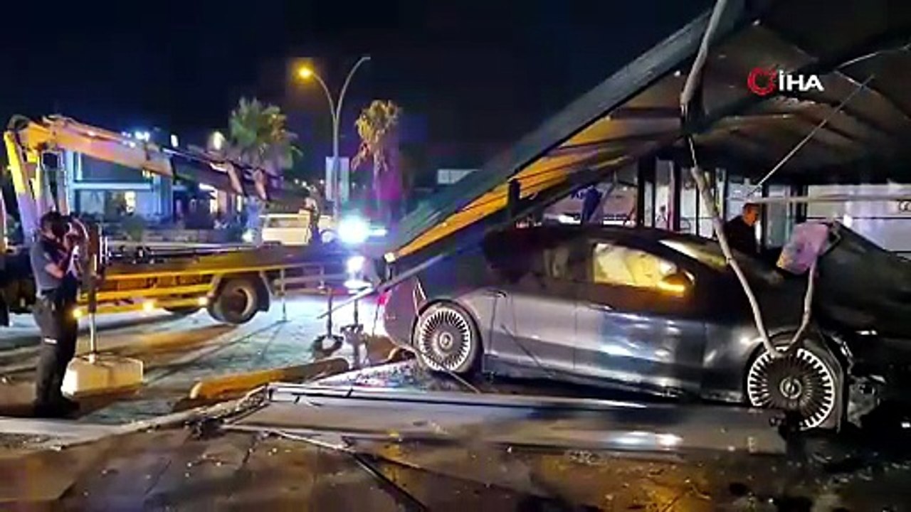 Muğla\'da kontrolden çıkan araç börekçiye daldı: 2 yaralı!