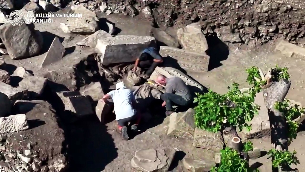 Aspendos'ta sağlık tanrısı Asklepios ve oğlu Telesphoros'un heykeli bulundu