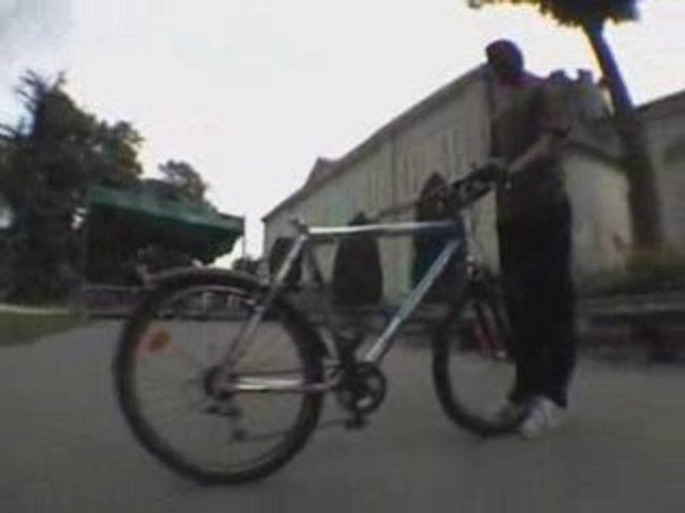 Michael saute un vélo!