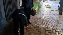 Ciclista fica ferido após acidente com carro no bairro Tarumã, em Cascavel