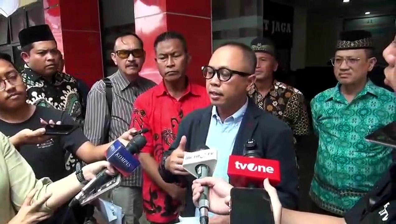 Keterangan kuasa hukum yayasan Hermawanto soal temuan ratusan senjata api dan air soft gun di salah satu sekolah swasta di Pondok Pinang, Jakarta Selatan.