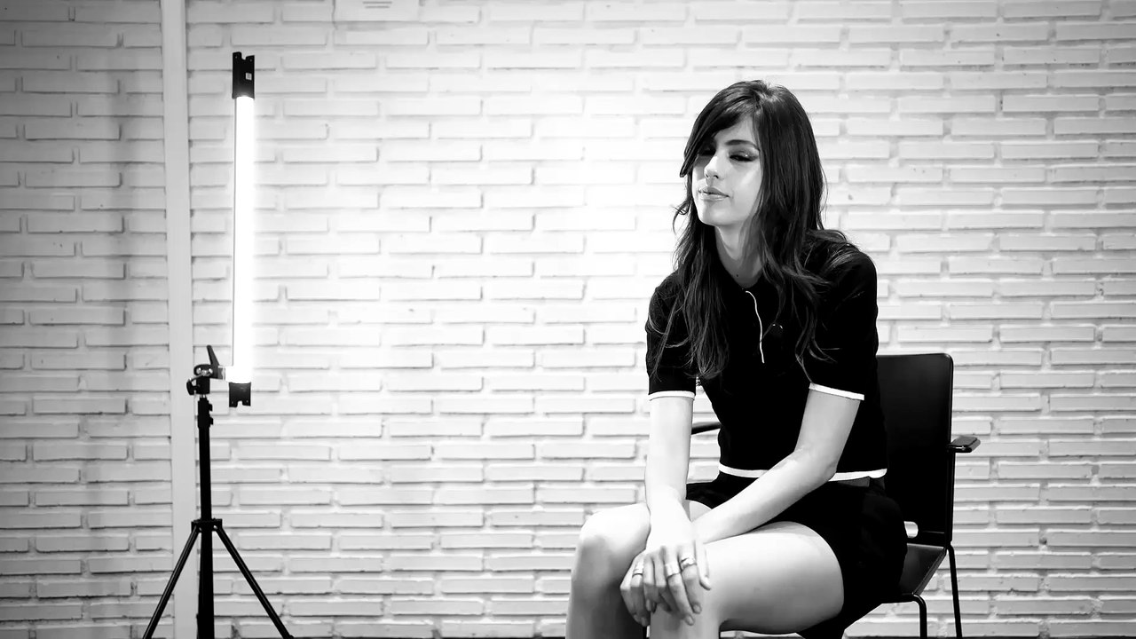 Mayka Merino en una producción con Magas (desk)