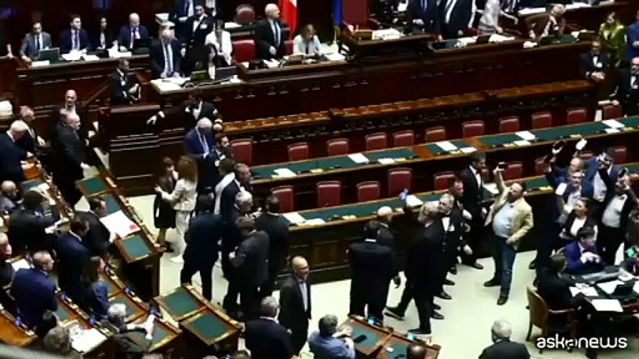Alla Camera bagarre e bende opposizioni dopo no a uso chat Delmastro