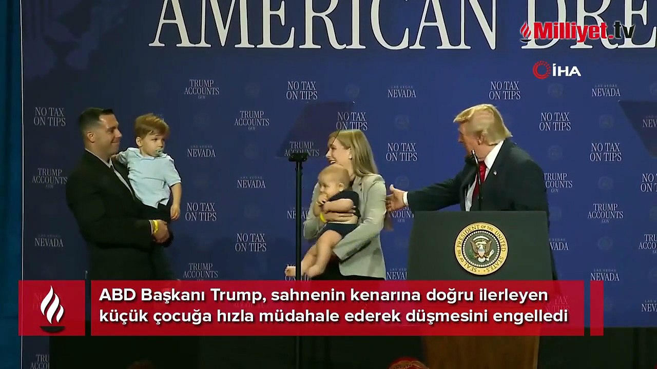 ABD Başkanı Trump sahnedeyken neye uğradığını şaşırdı! Hızla harekete geçti, salondan kahkahalar yükseldi