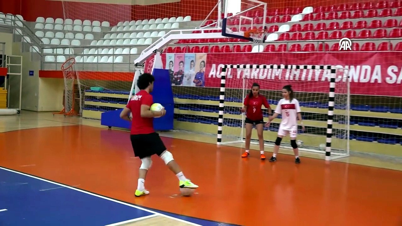 İşitme Engelliler Kadınlar Futsal Milli Takımı hazırlık kampı başladı | Ajansspor | AA