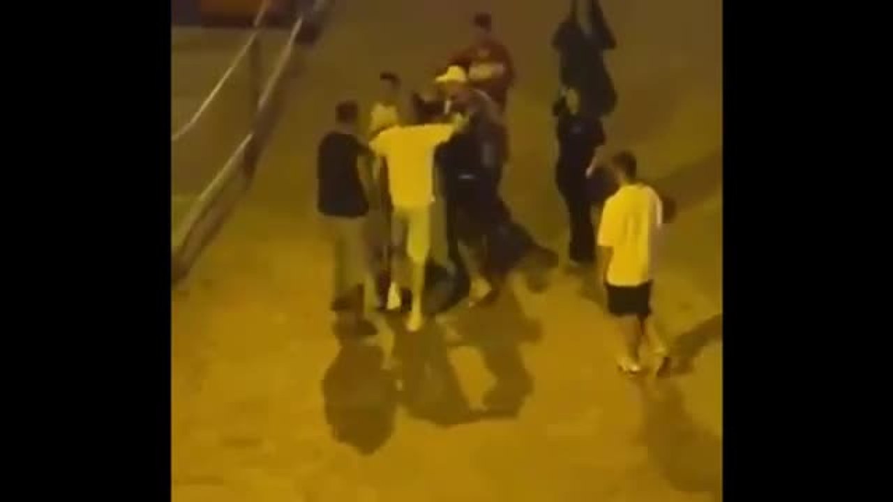 Bolzano, rissa in pieno centro: le immagini del parapiglia in piazza Domenicani