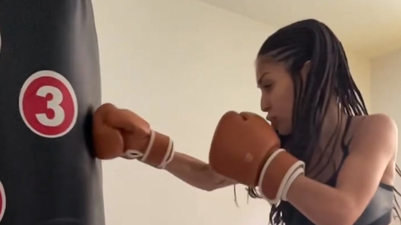 Hiba Abouk, al estilo 'Million Dollar Baby', presume de nuevo 'look' a golpe de boxeo