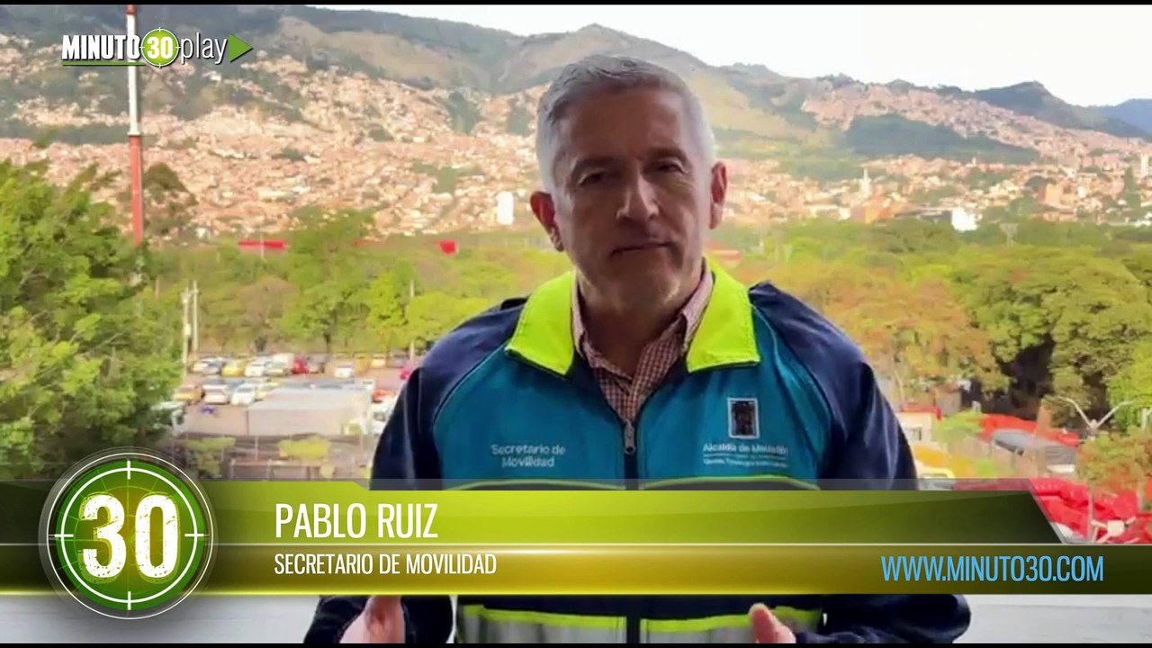 ¡Lo pillaron lavando el bus en plena calle! Terminó inmovilizado por contaminar de más en Medellín