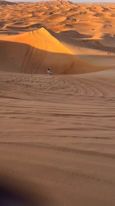 Valentino, hijo de Ricky Martin, se divierte haciendo sandboarding en Dubái