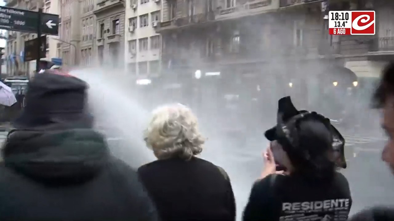 Polémica ley de tierras: enfrentamientos entre la policía y manifestantes
