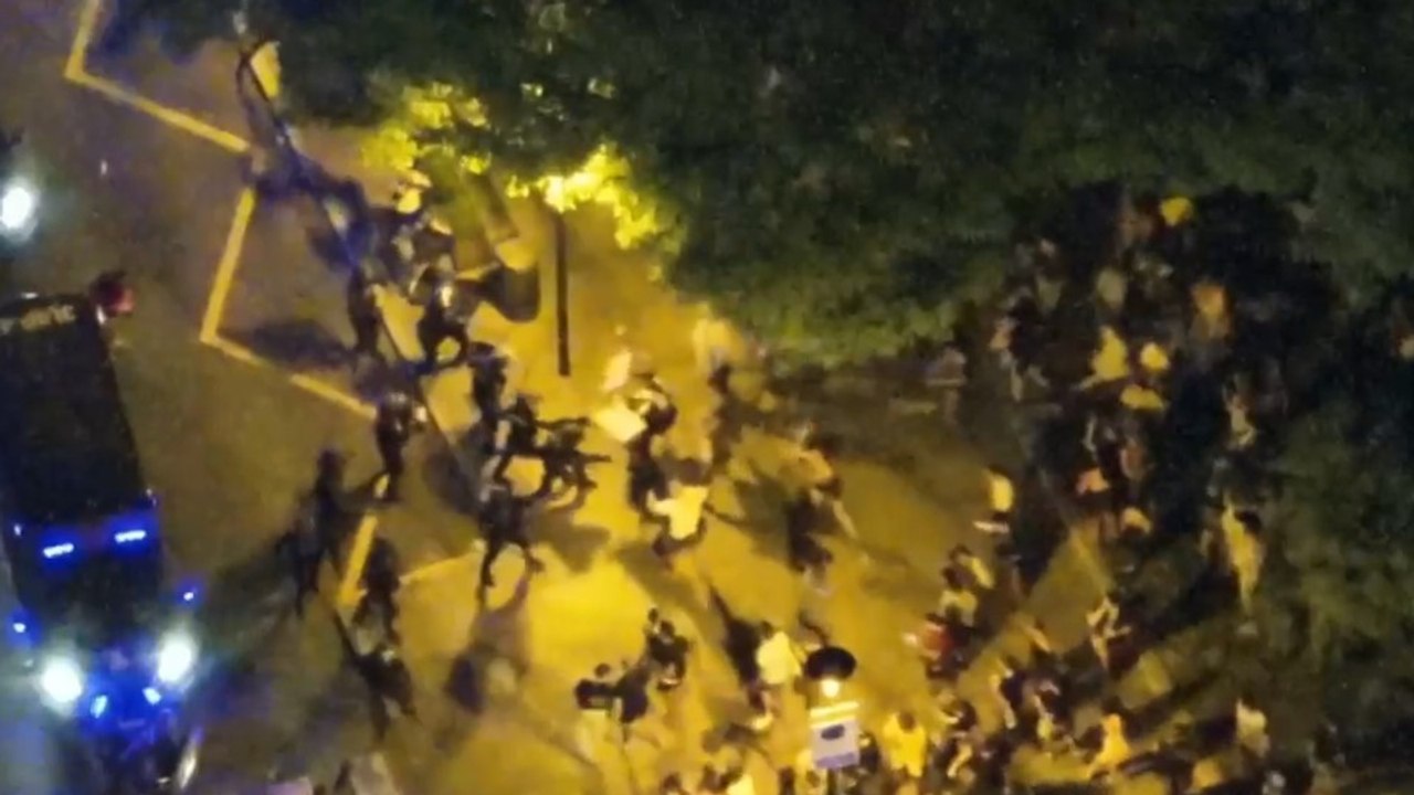 Las imágenes que desmontan el relato de los manifestantes del 26J: los radicales agredieron a la Policía con piedras, botellas y palos