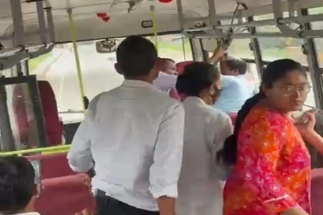 स्कूल बस में चढक़र ड्राइवर पर बंदूक तानने और मारपीट का Video आया सामने, दहशत में आ गईं थीं छात्राएं