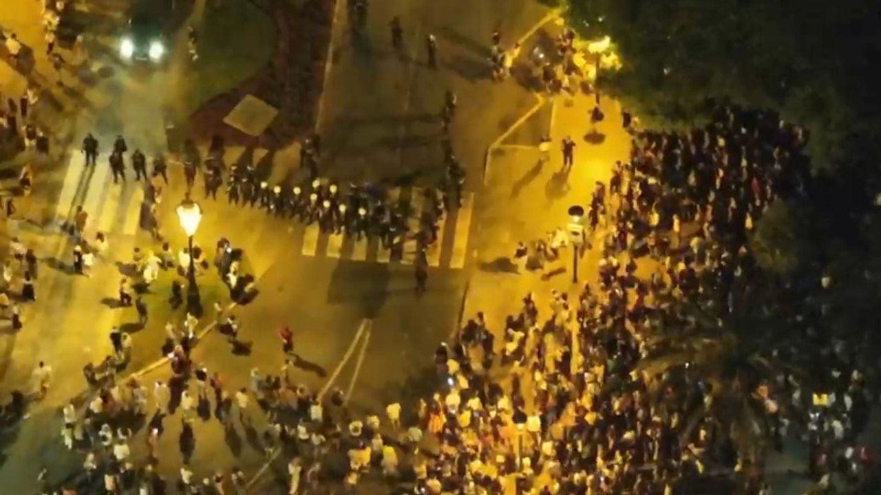 Las imágenes aéreas revelan el cerco y la agresión de centenares de manifestantes turismofóbicos a diez policías en Ses Voltes