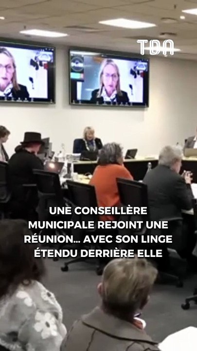 Une conseillère municipale rejoint une réunion… avec son linge étendu derrière elle