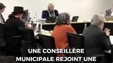 Une conseillère municipale rejoint une réunion… avec son linge étendu derrière elle