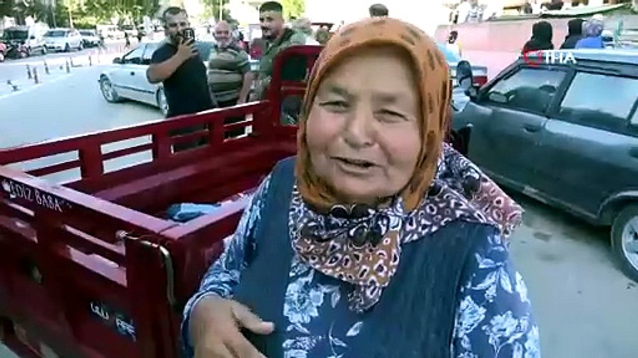 Genç çiftçi kazancının mutluluğuyla tam 6 ton ürününü ücretsiz dağıttı!