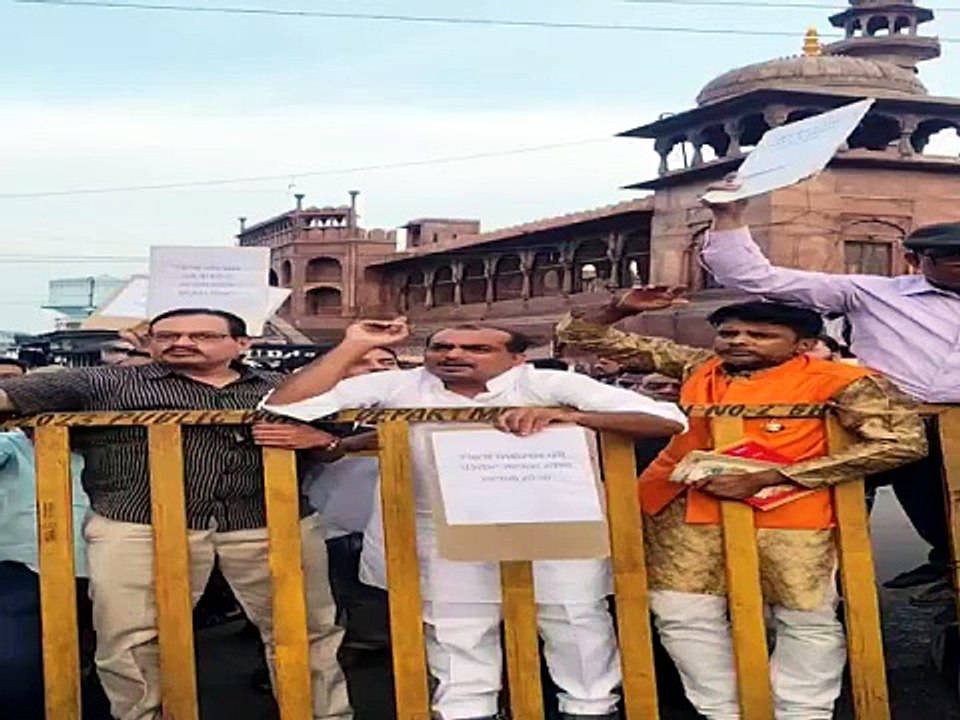 मोती मस्जिद के सामने बैरिकेडिंग के विरोध में सड...