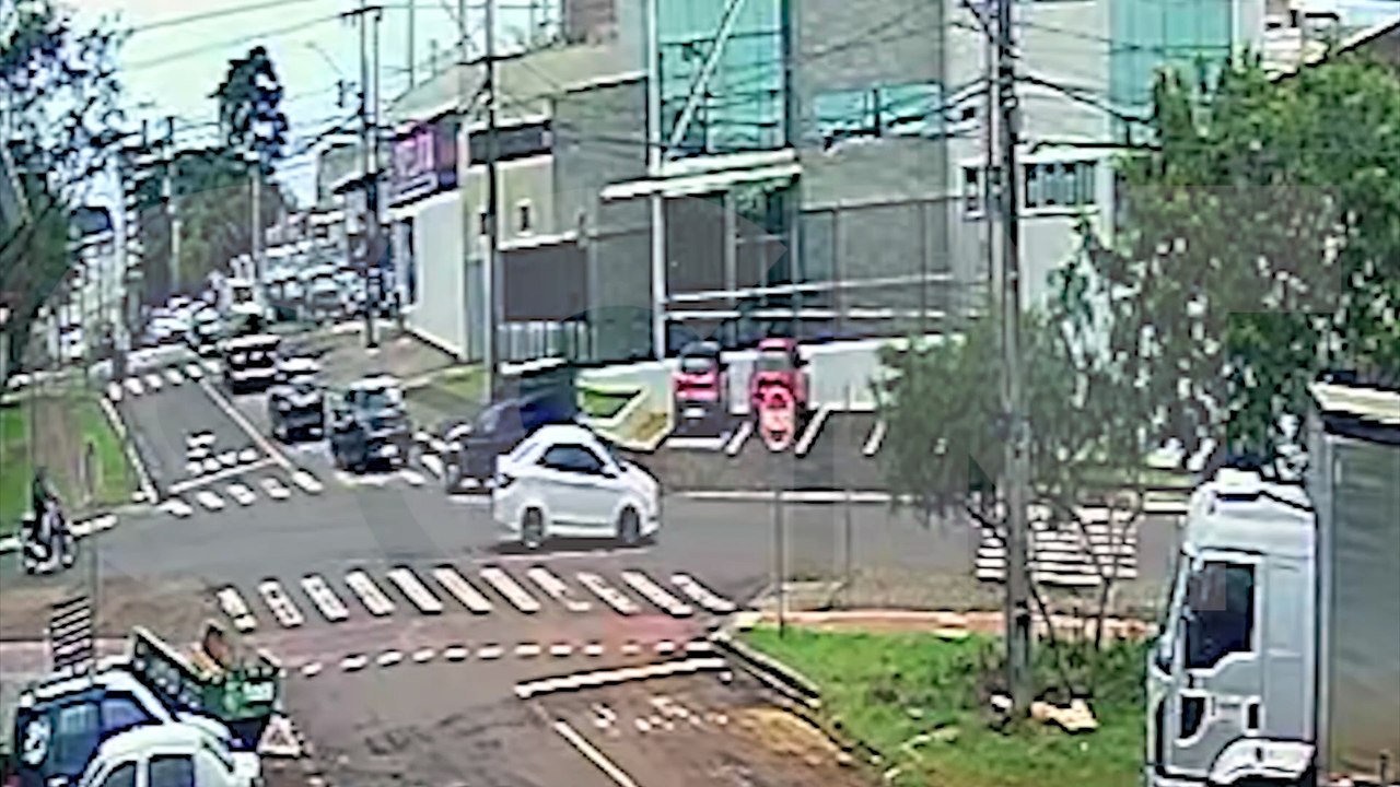 Vídeos mostram colisão entre carro e moto na Avenida Piquiri, em Cascavel