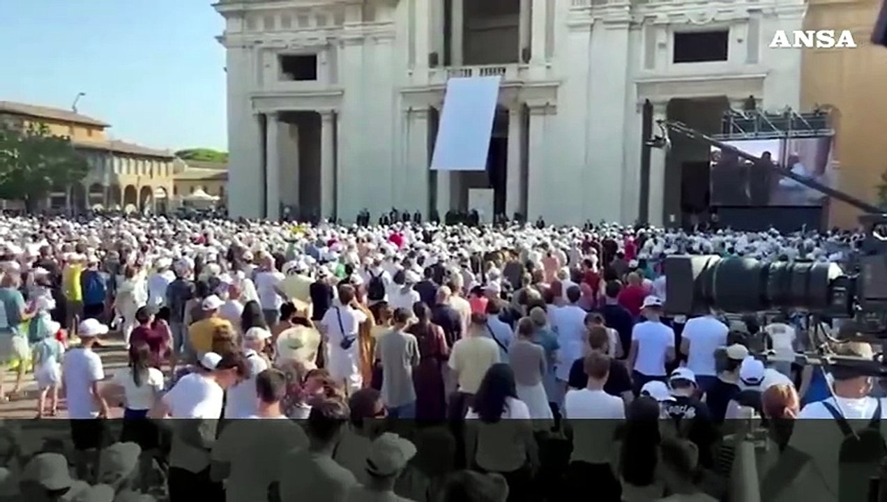 Assisi, bagno di folla per Papa Leone a Santa Maria degli Angeli