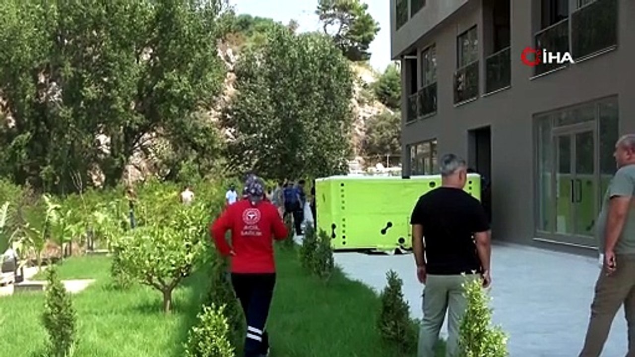 Parasını Alamayan İşçiler Çatıya Çıktı!