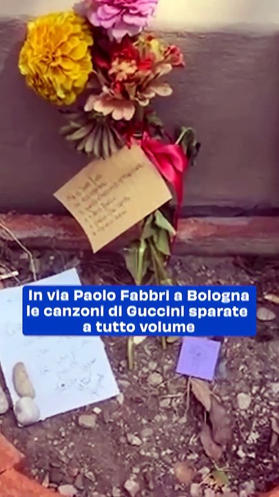 "Via Paolo Fabbri si riempie di fiori e ricordi per Guccini: l'omaggio dei fan al cantautore bolognese"