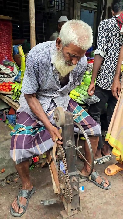 Pedal Powered Knife Sharpening – Amazing Traditional Technique